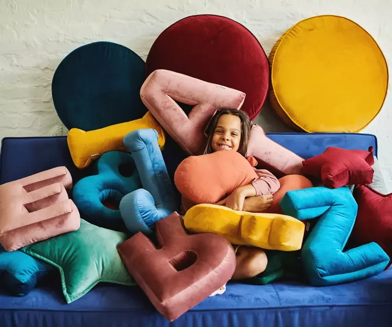 kolorowe dodatki do pokoju dziecka poduszki i pufy pomysł na prezent