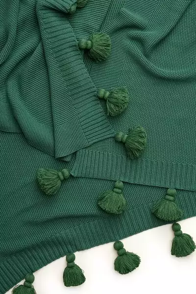 ozdoba salonu narzuta z frędzlami w kolorze zielonym