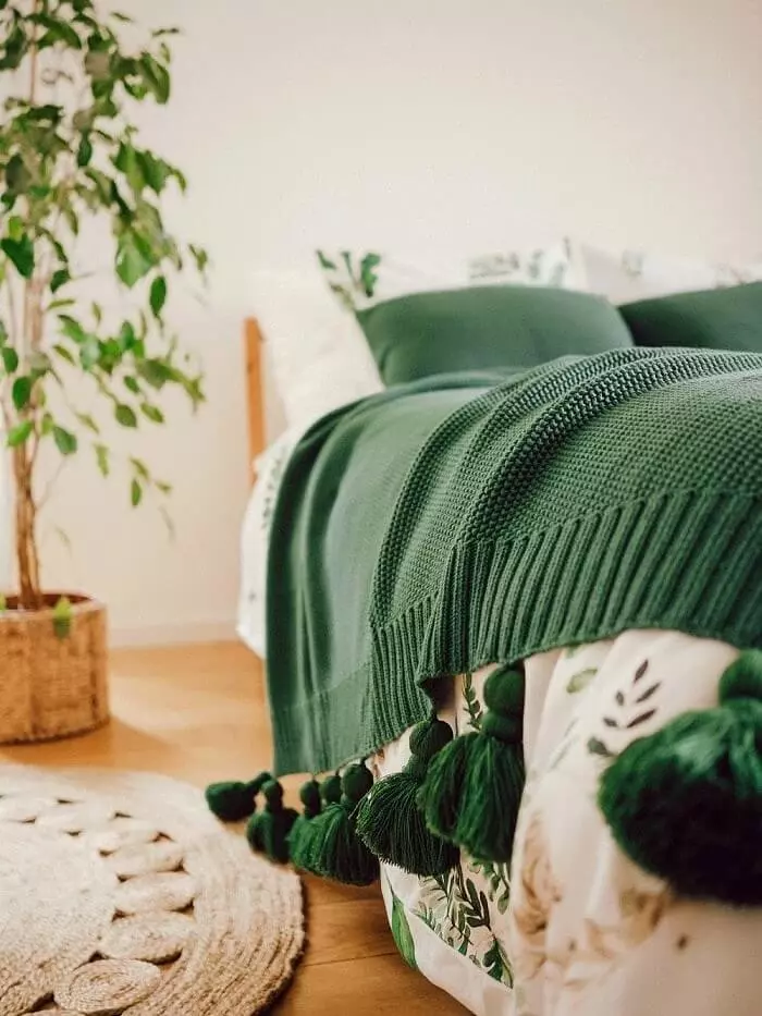 narzuta z frędzlami butelkowa zieleń w sypialni