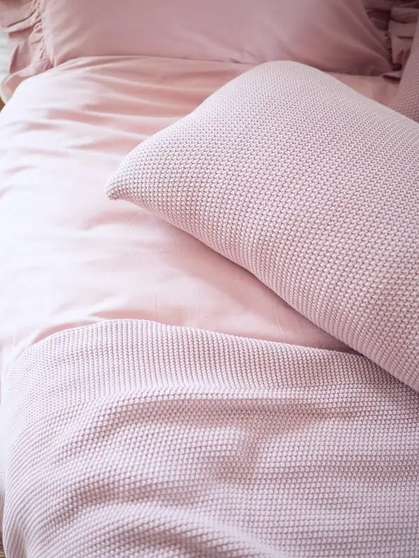 poduszka ozdobna do salonu w kolorze różowym