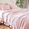 różowa narzuta na łóżko z frędzlami ozdoba sypialni
