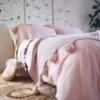 różowa narzuta na łóżko z frędzlami pomysł na prezent