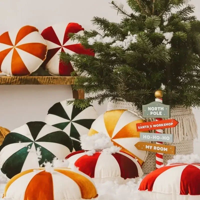 świąteczny pomysł na prezent poduszki cukierki kolorowe