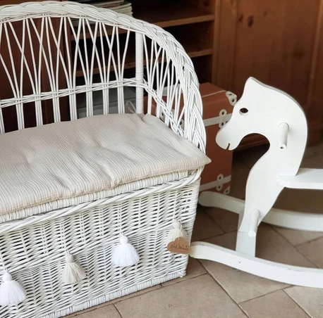 ławka wiklinowa biała do pokoju dziecka pomysł na prezent