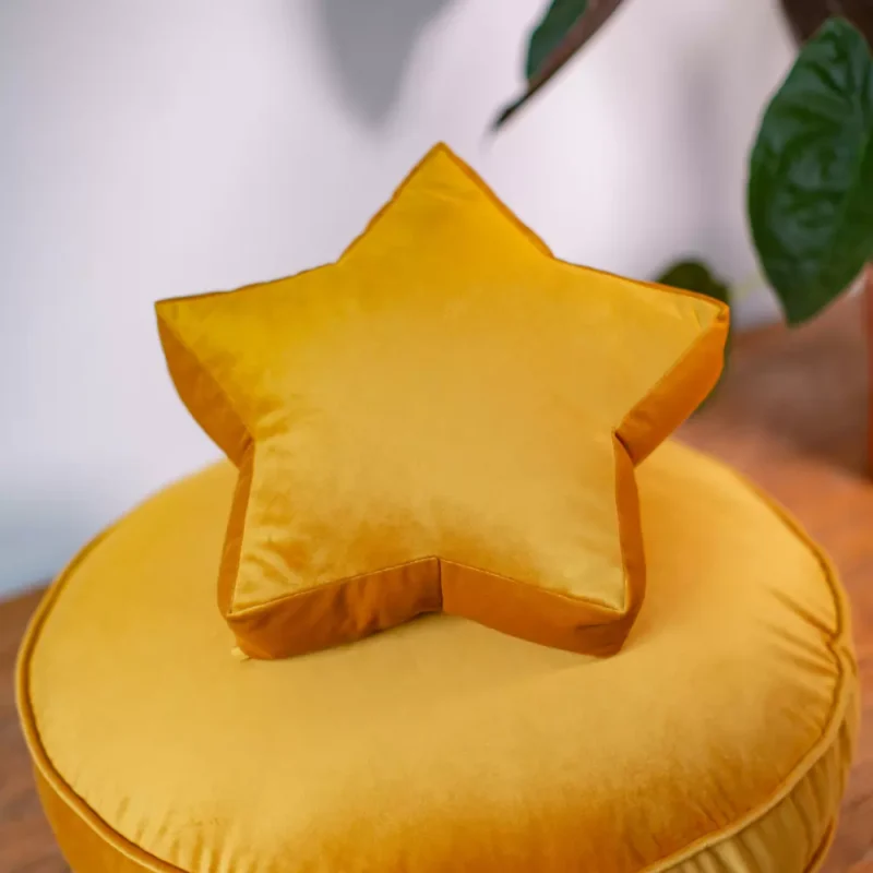 poduszka gwiazdka mała welurowa kolor żółty ozdoba do pokoju dziecka