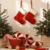 świąteczna skarpeta na prezenty ozdoba kominka w salonie