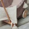 wózek wiklinowy dla lalek różowy z chwostami pomysł na prezent