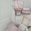 wózek wiklinowy dla lalek różowy z chwostami pomysł na prezent