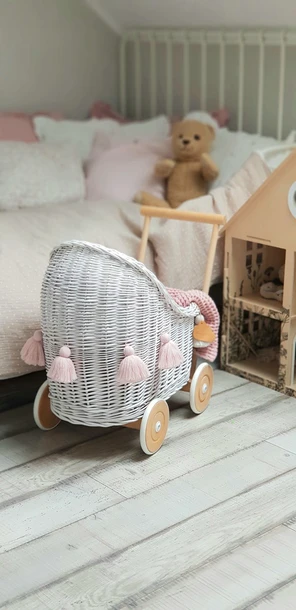 wózek wiklinowy dla lalek biały z różowymi chwostami pomysł na prezent