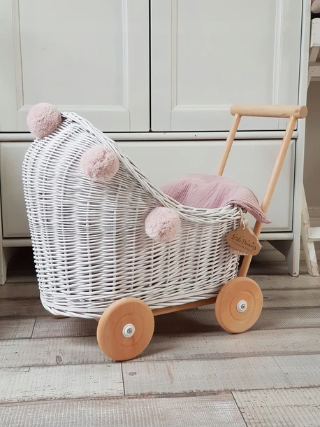 wózek wiklinowy dla lalek biały z różowymi pomponami pomysł na prezent