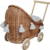 wózek wiklinowy dla lalek naturalny z beżowymi chwostami pomysł na prezent
