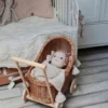 wózek wiklinowy dla lalek naturalny z beżowymi chwostami pomysł na prezent