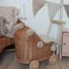 wózek wiklinowy dla lalek naturalny z beżowymi pomponami pomysł na prezent