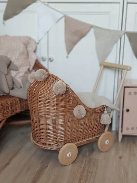 wózek wiklinowy dla lalek naturalny z beżowymi pomponami pomysł na prezent