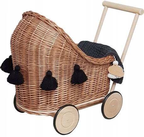 wózek wiklinowy dla lalek naturalny z czarnymi chwostami pomysł na prezent