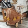 wózek wiklinowy dla lalek naturalny z musztardowymi chwostami pomysł na prezent