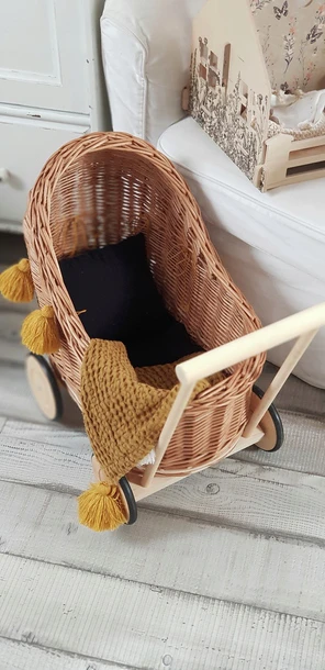 wózek wiklinowy dla lalek naturalny z musztardowymi chwostami pomysł na prezent