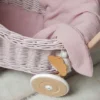 wózek wiklinowy dla lalek różowy z pomponami różowymi pomysł na prezent