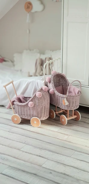 wózek wiklinowy dla lalek różowy z pomponami różowymi pomysł na prezent
