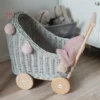 wózek wiklinowy dla lalek szary z pomponami różowymi pomysł na prezent