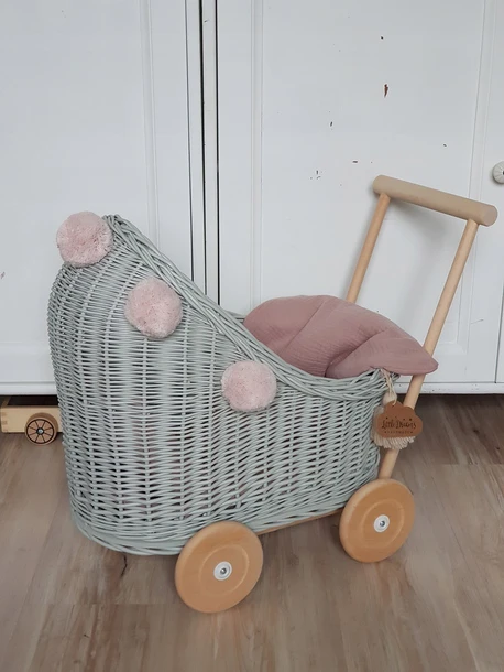 wózek wiklinowy dla lalek szary z pomponami różowymi pomysł na prezent