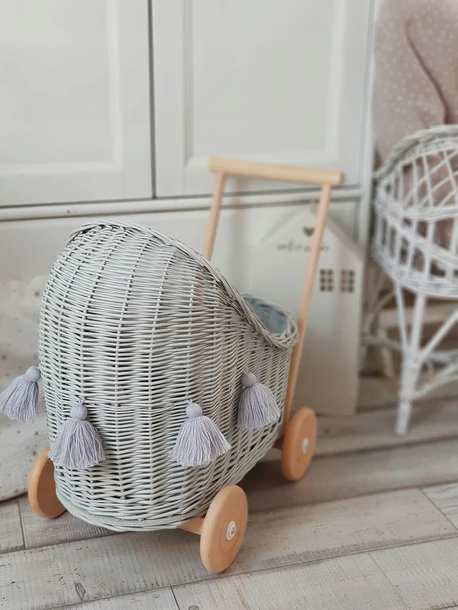 wózek wiklinowy dla lalek szary z szarymi chwostami pomysł na prezent
