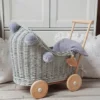 wózek wiklinowy dla lalek szary z szarymi pomponami pomysł na prezent