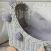 wózek wiklinowy dla lalek szary z szarymi pomponami pomysł na prezent