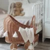 wysoki wózek dla lalek naturalny z beżowymi chwostami pomysł na prezent