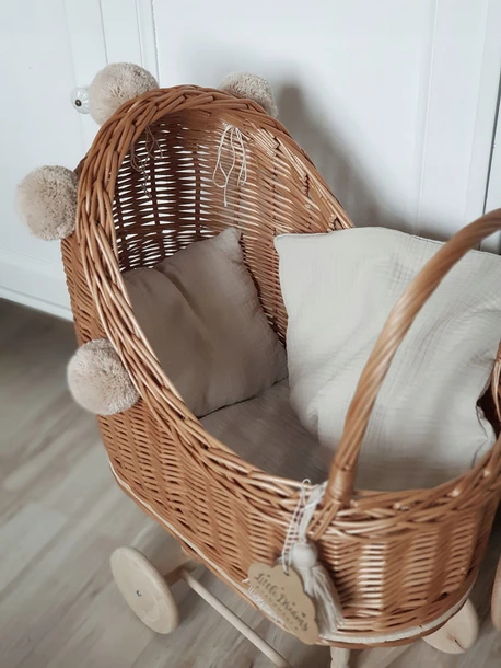 wysoki wózek dla lalek naturalny z beżowymi pomponami pomysł na prezent