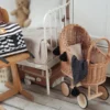 wysoki wózek dla lalek naturalny z czarnymi chwostami pomysł na prezent