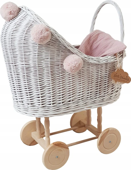 wysoki wózek wiklinowy dla lalek biały z różowymi pomponami pomysł na prezent