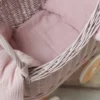 wysoki wózek wiklinowy dla lalek różowy z pomponami różowymi pomysł na prezent