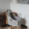 wysoki wózek wiklinowy dla lalek szary z szarymi pomponami pomysł na prezent