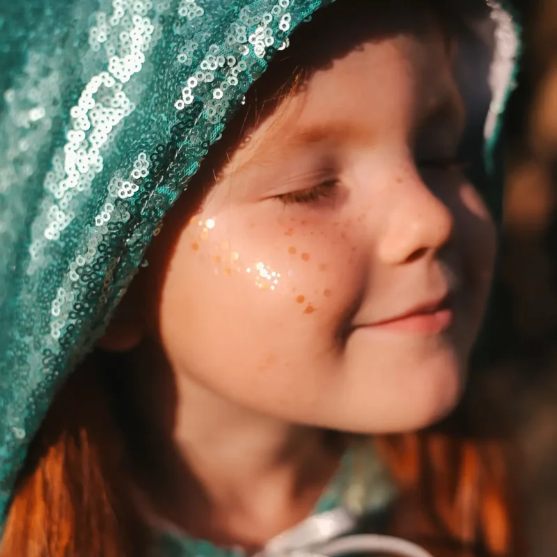 złoty ekologiczny dekoracyjny brokat do ciała i twarzy dla dzieci luuv concept polska marka halloween karnawał urodziny prezent 1