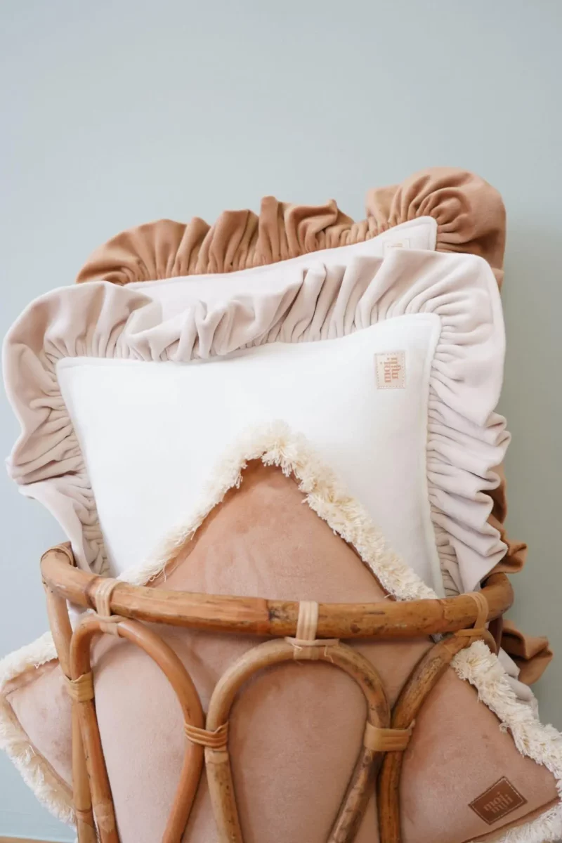 Dekoracyjna welwetowa poduszka z falbanką Caffe Latte luuv concept