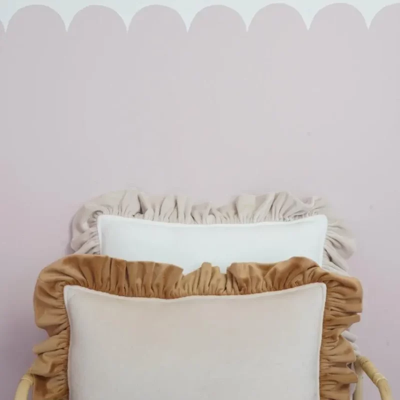 Dekoracyjna welwetowa poduszka z falbanką Cappuccino luuv concept