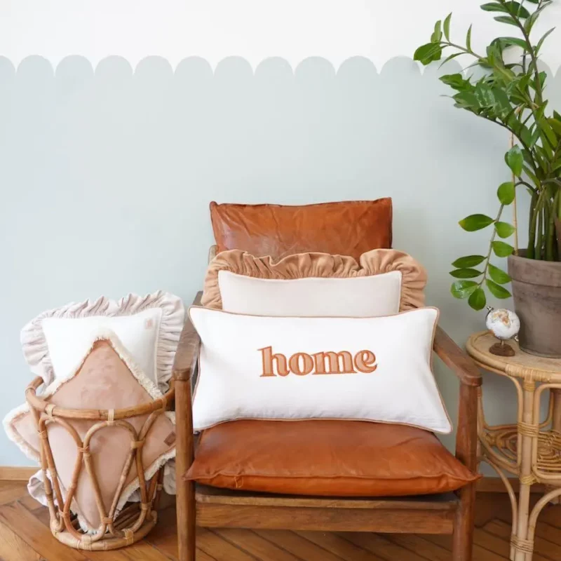 Dekoracyjna welwetowa poduszka z falbanką Cappuccino polska marka luuv concept