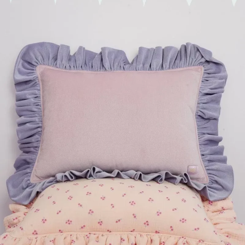 Dekoracyjna welwetowa poduszka z falbanką pink latte luuv concept polska marka
