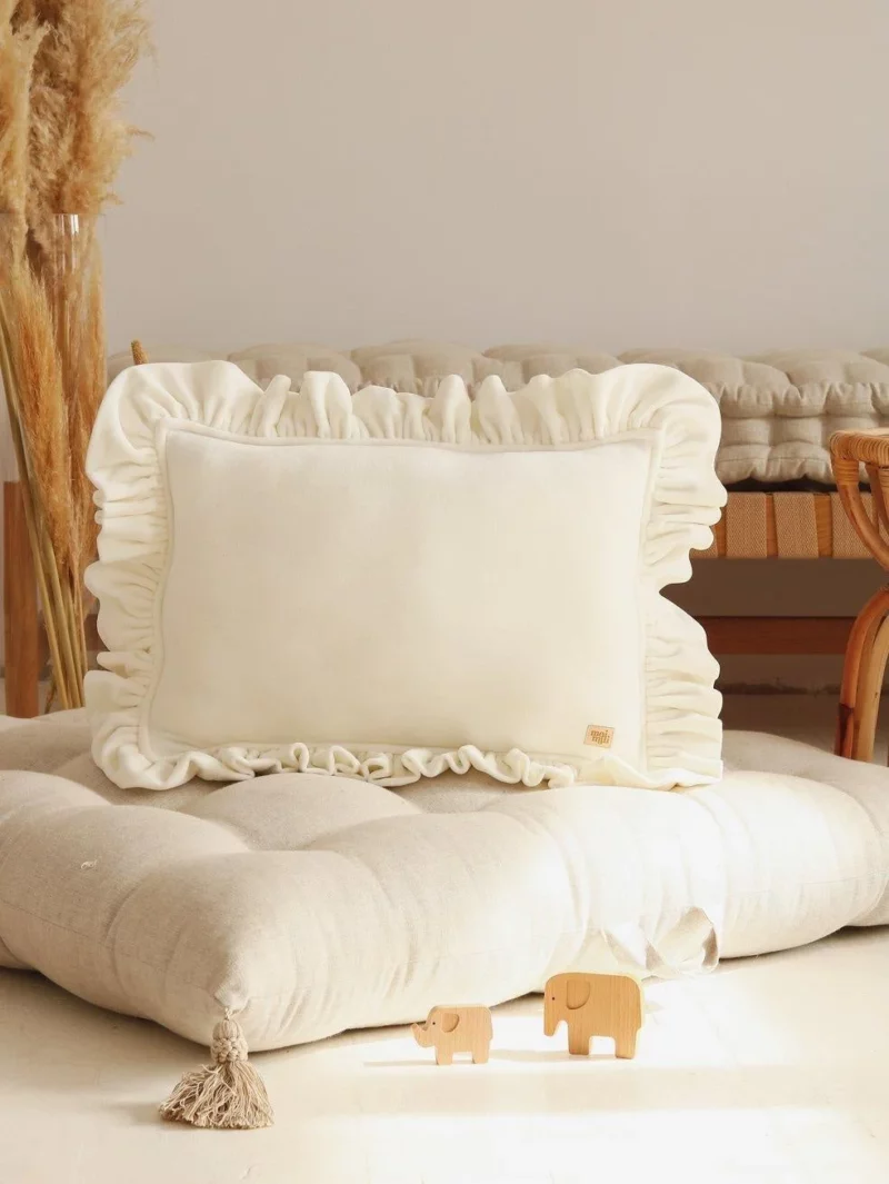 biała poduszka dekoracyjna welwetowa dodatki do wnętrz polska marka luuv concept