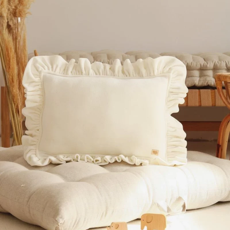 biała poduszka dekoracyjna welwetowa dodatki do wnętrz polska marka luuv concept