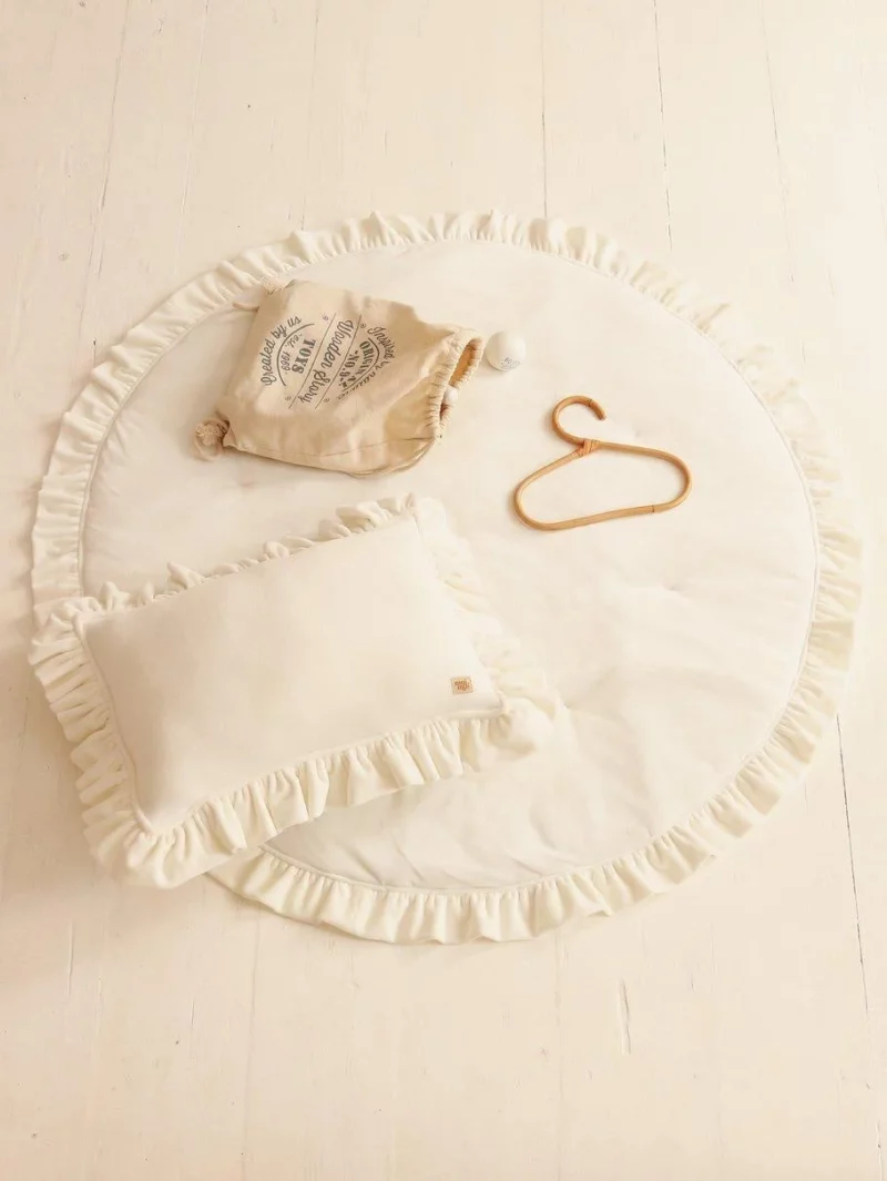 dekoracyjna biała poduszka welwetowa dodatki do wnętrz polska marka luuv concept