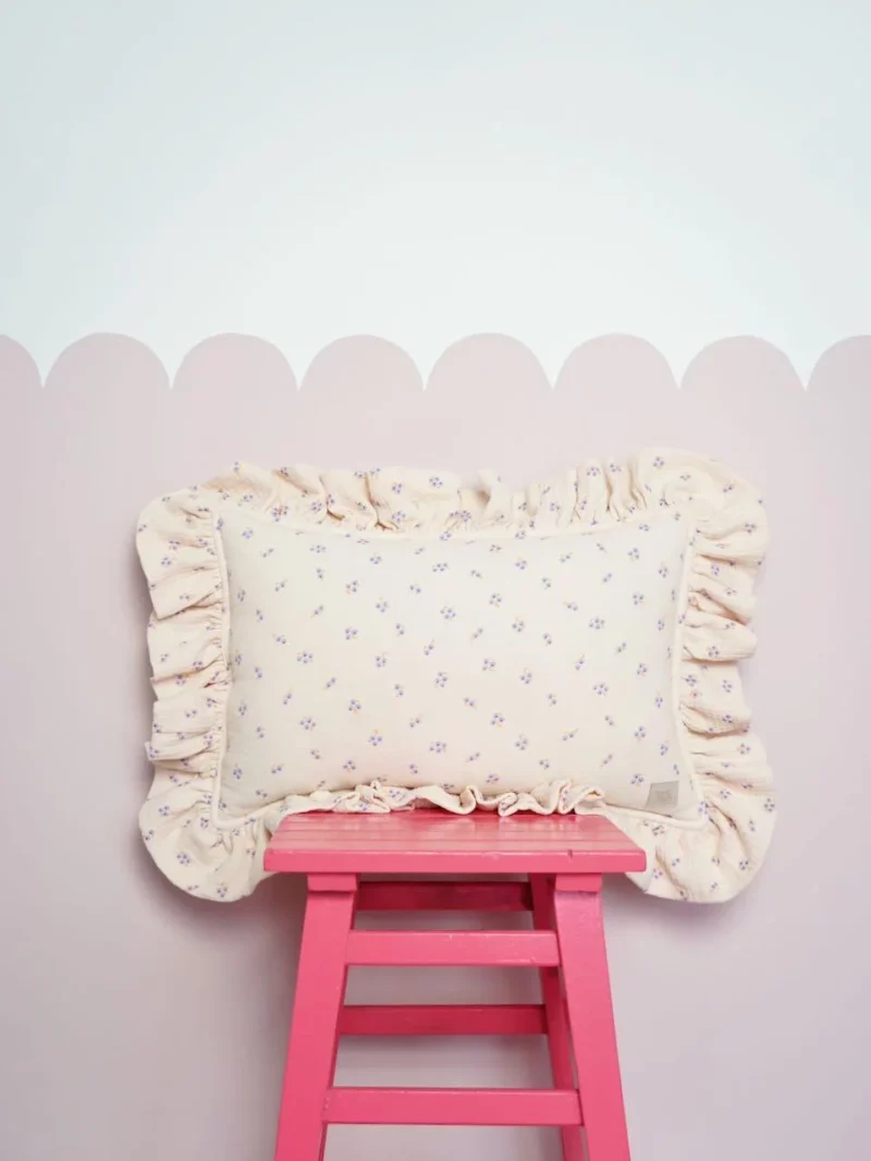 muślinowa poduszka dekoracyjna w kwiatki do pokoju dziecka polska marka luuv concept